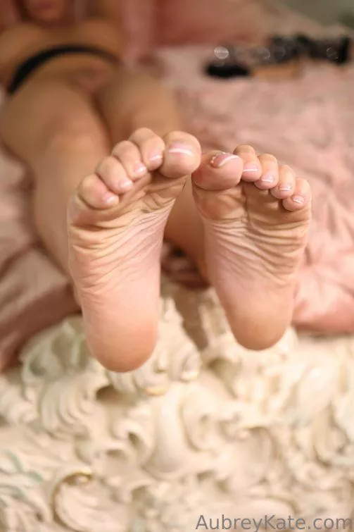 I wonder if you can cover my feet with your cum posted by paramagci