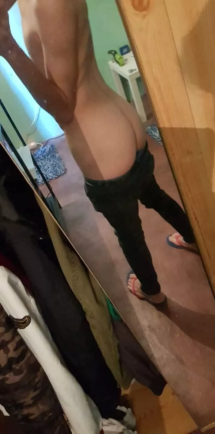 What do you think of my ass? 😈 posted by BrunoTwinkie