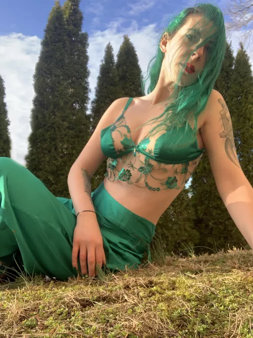 All green babe by sirenskiss3