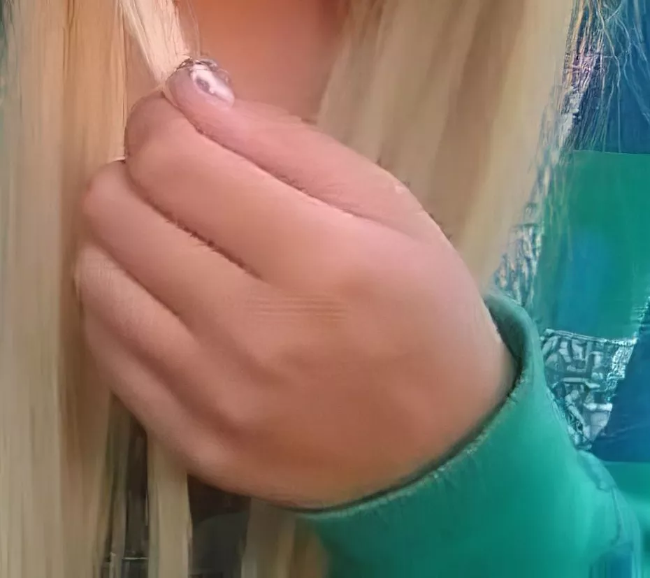 Any COLD hands lovers in here? I love when a girl's hands are cold, whether it be when they hold hands with you, shake your hand, accidentally bump yours or touch you in general... there's something about their super smooth cold skin that hits the spot posted by ThrowawayThrone23