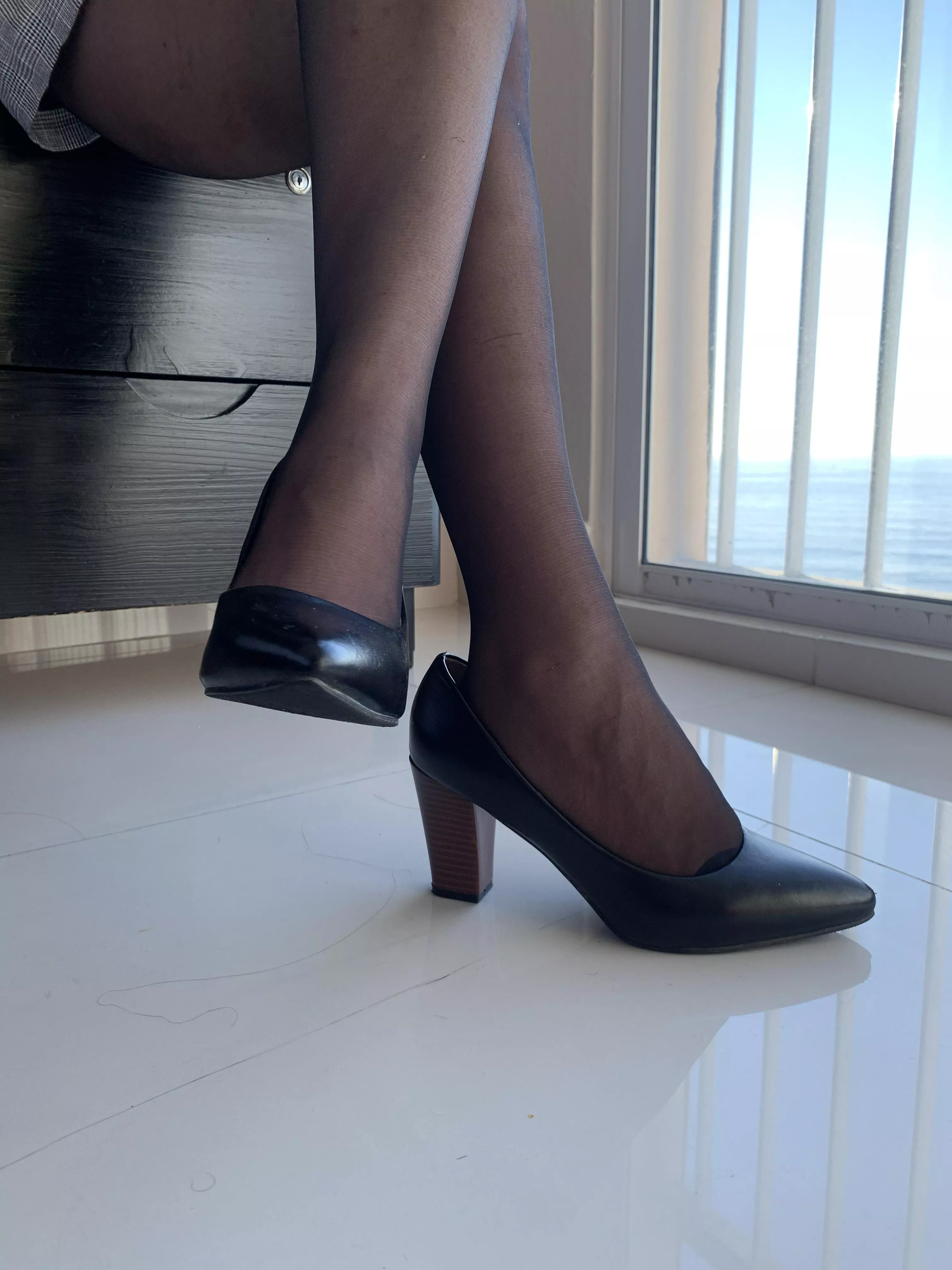 Black 🖤 posted by Confident-Emu4587