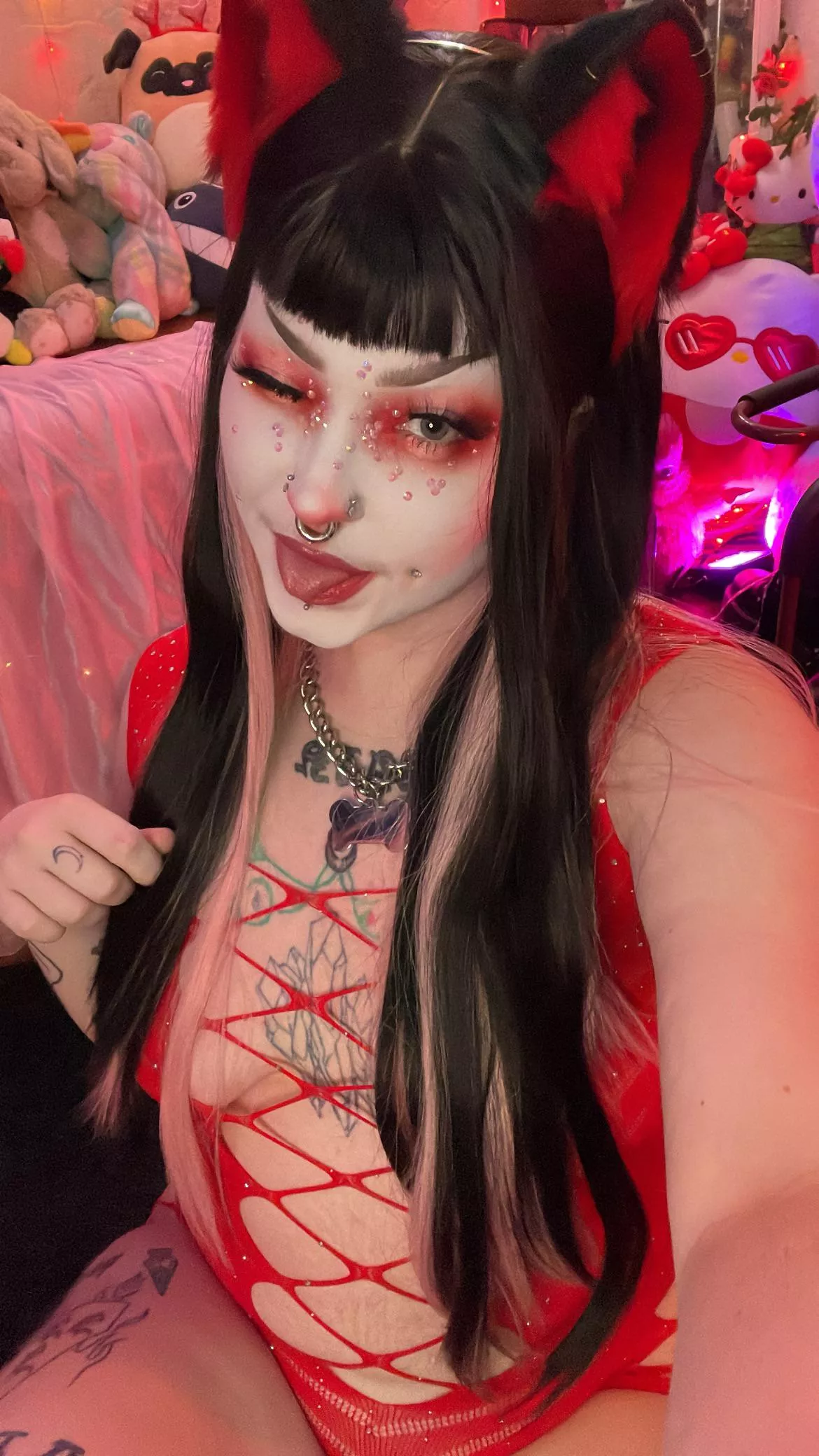 Love my hairy tummy while in drag  posted by peachylilgirll