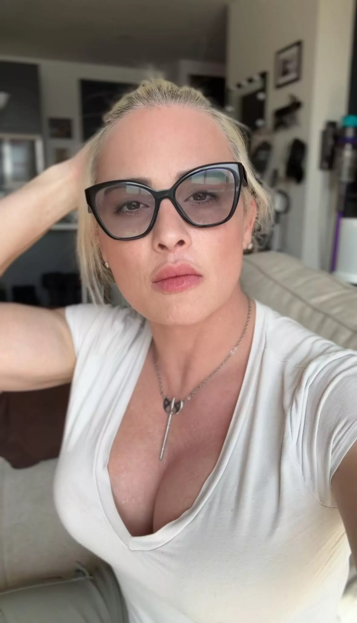 Those lips, that hair 😍 how could you not want to be her... posted by temprery