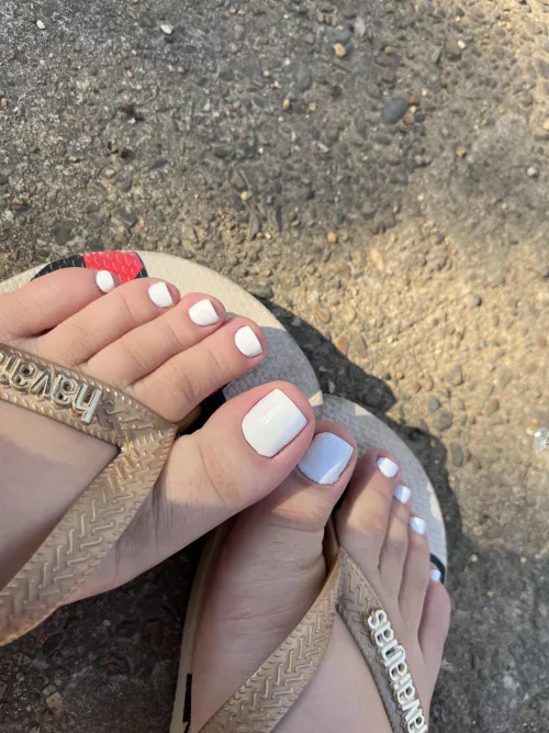 White enamel and flip-flops, perfect combination by Venefeet