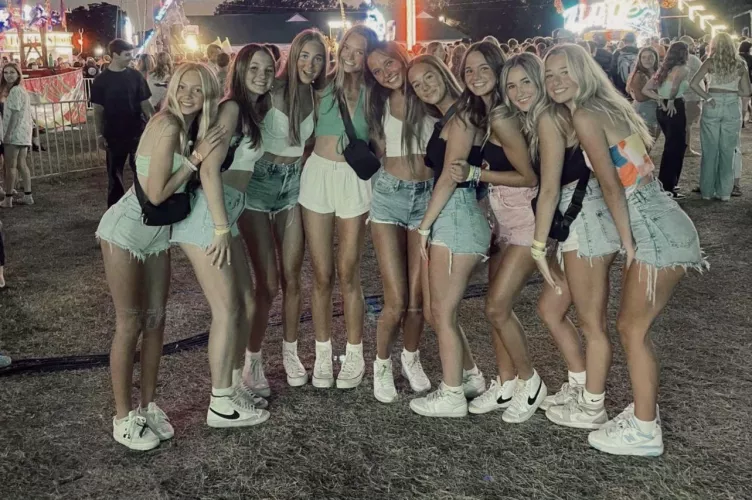 Who is the hottest of the friend group? [9] by Training-Lime-1644