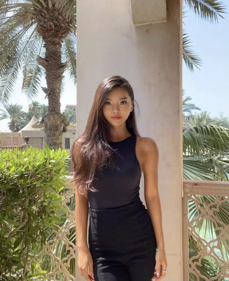 would u be happy if she was ur girl?  posted by devilndaisies