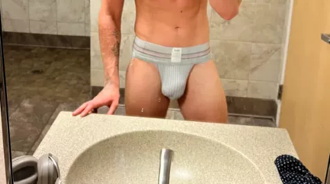 18 hockey player, hot guys hit me up <3 posted by playboybunny2077