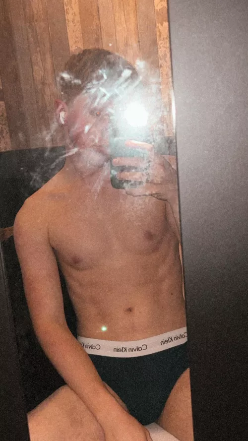 19 fit sub, looking for hung or muscular tops ONLY 🫣 the bigger the better 😈 sc: niek_z2004 by JayV213