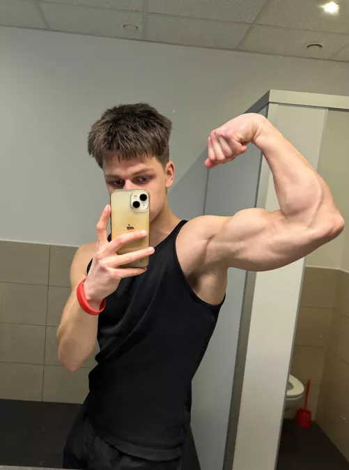 (19)Would you lick my post workout pit? by Select_Equipment4297