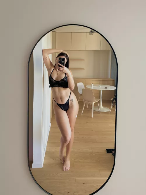 A mirror never lies 😏 💙 by RavenNoirox