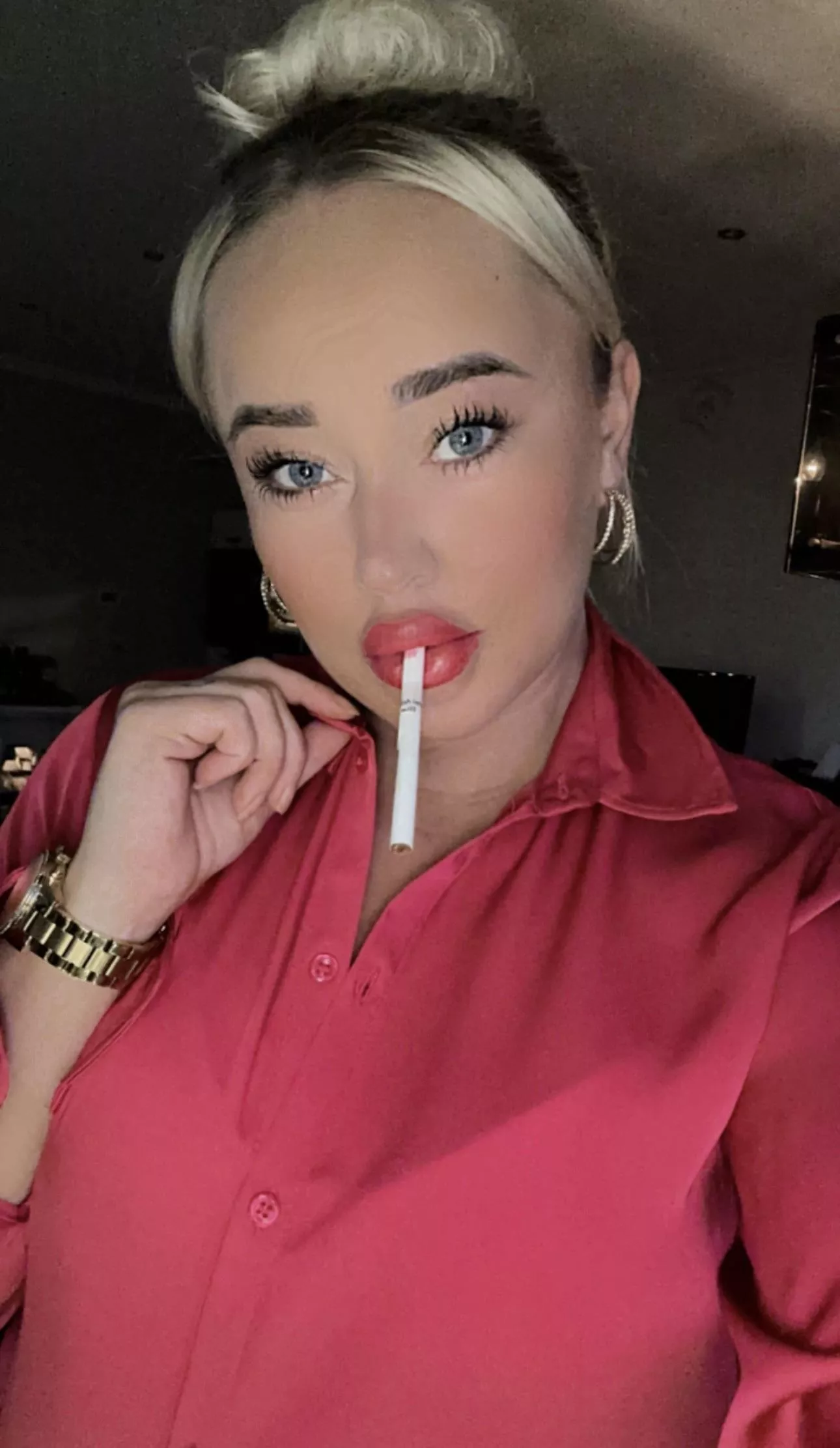 a simple dangle 🎀🩷 posted by xxkiki22