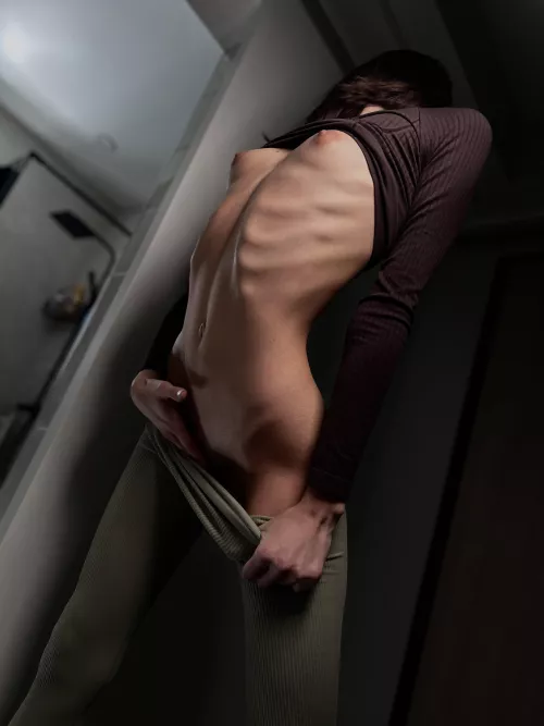 Can my body turn you on? by la_skinny