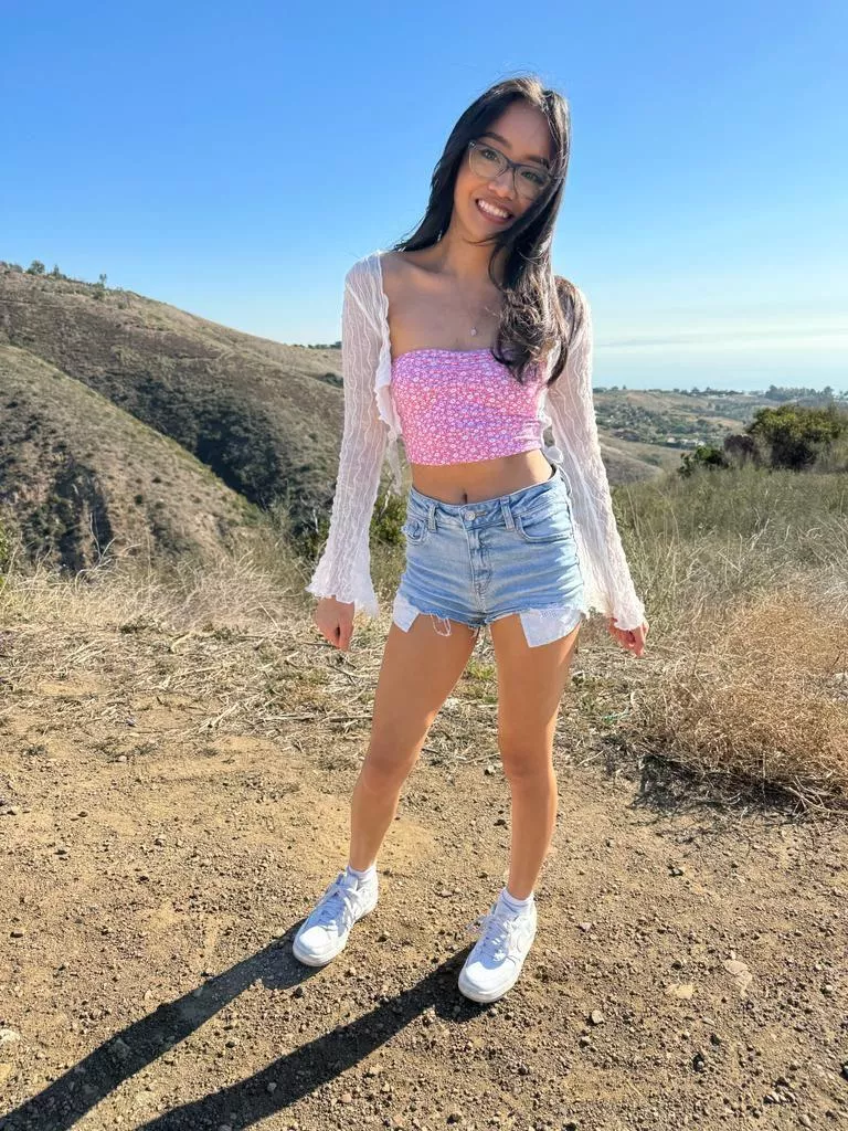 Cute Girl posted by whitetoweltw