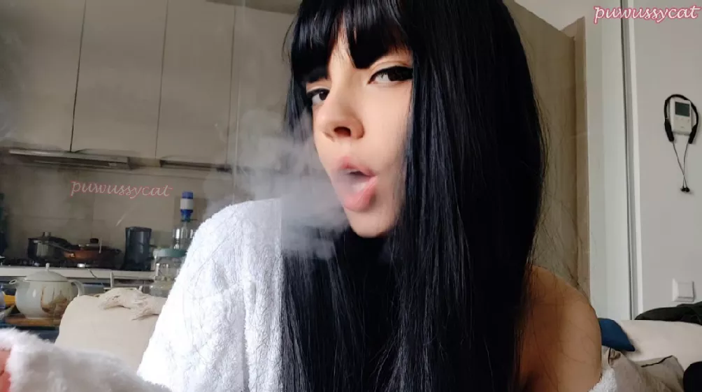 Goth gf at your service🖤 posted by puwussycat