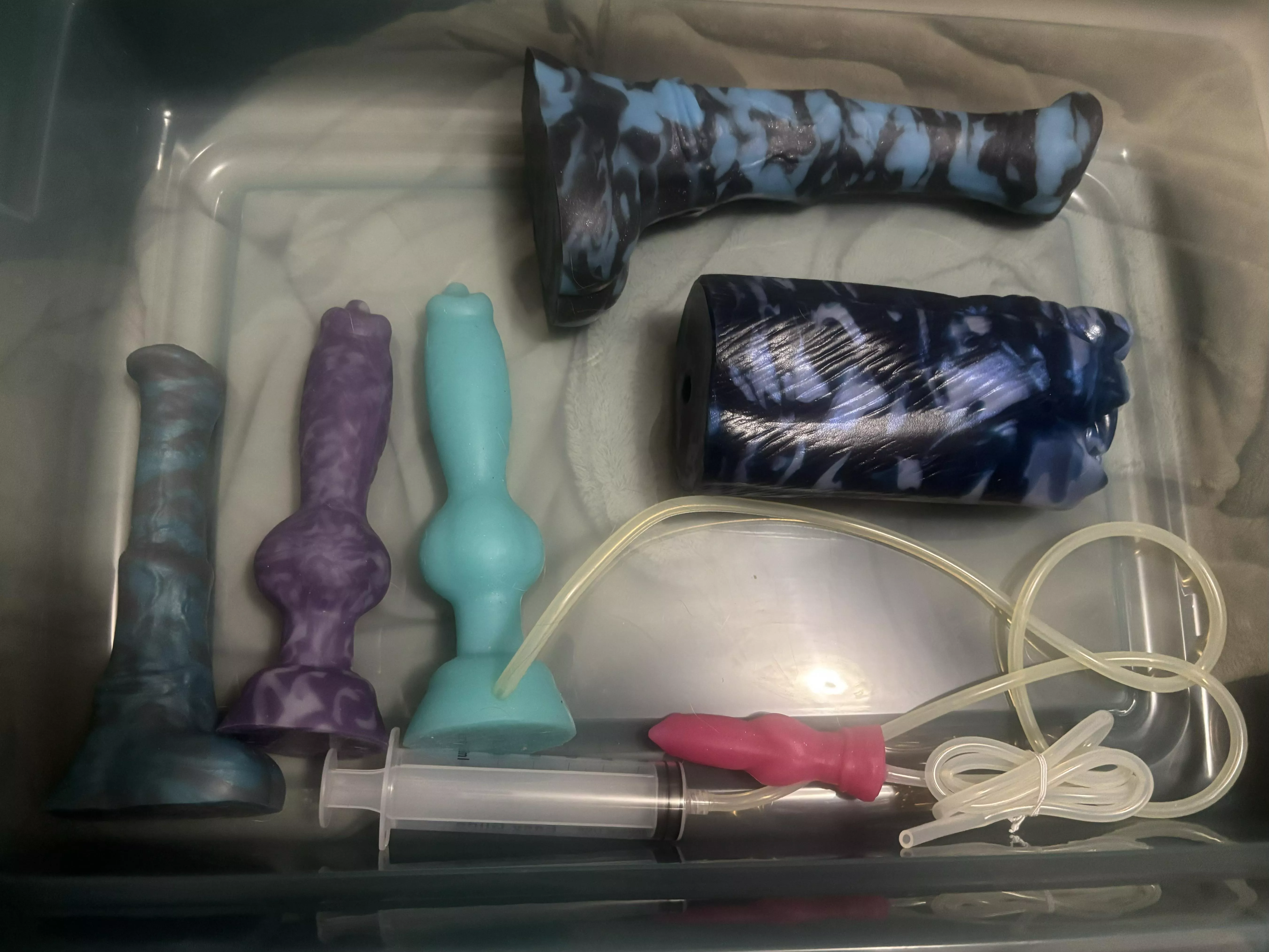 I have to use a tote now as my my bag won’t fit everything after getting David’s Muzzle today  posted by chubbypuppy6