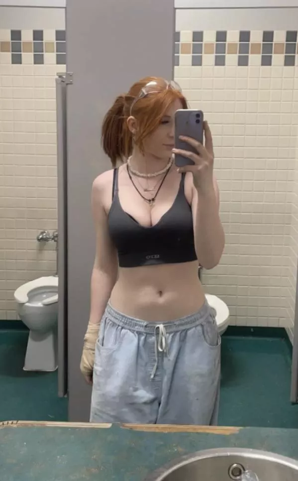 I sprained my wrist while giving a handjob 😭 posted by Rhyan_Mckenna