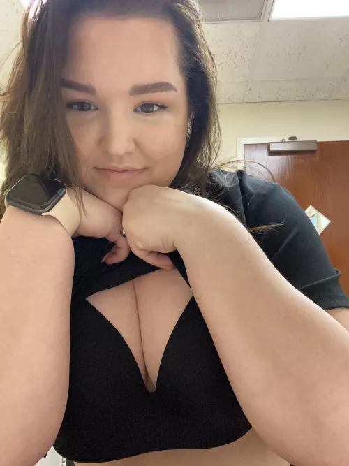 Showing off while working 😈 by DaisyWhitexoxo