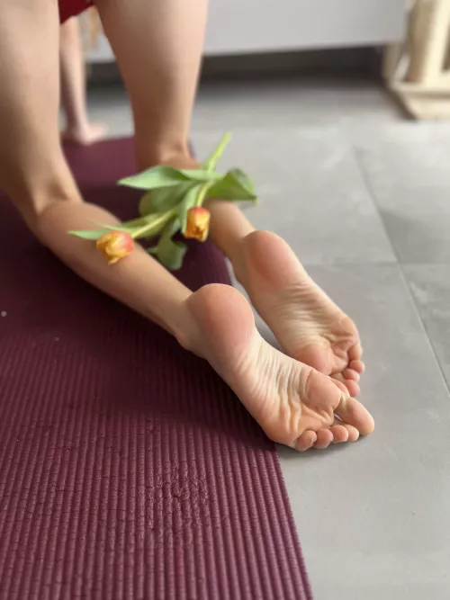 suck my toes and give me flowers  by _ivannabelle