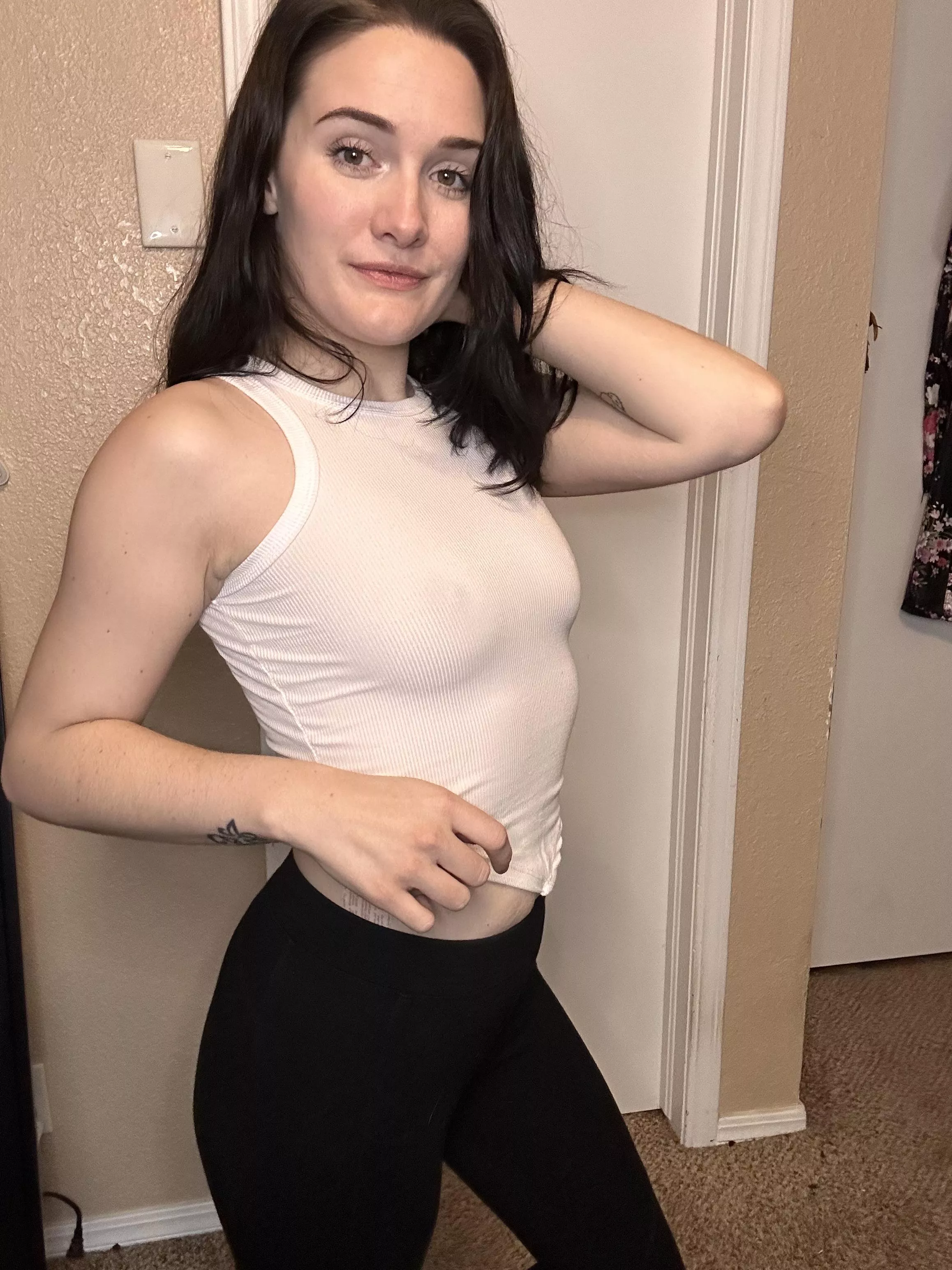 These leggings hold on to my ass perfectly 🖤 posted by knotymaid