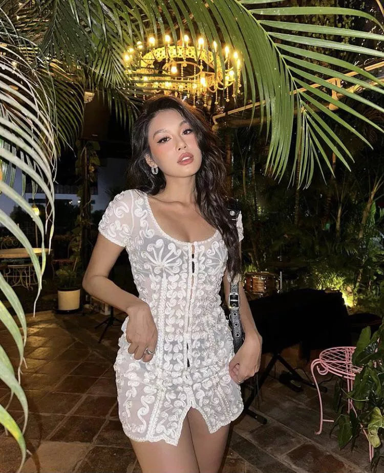 you go on a blind date and she shows up. are you happy, yes or no?  posted by devilndaisies