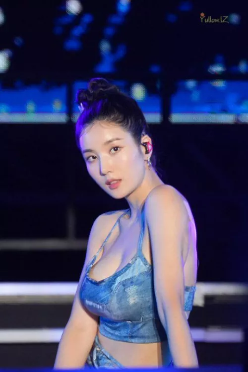 Any JAV actress that has similar face vibes and boobs size as hers? by Empty_Doubt1353