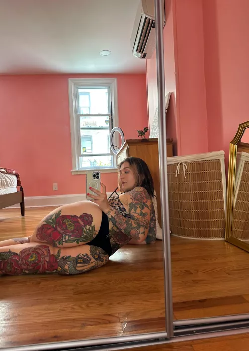 Curves in the mirror by thedolphingirl