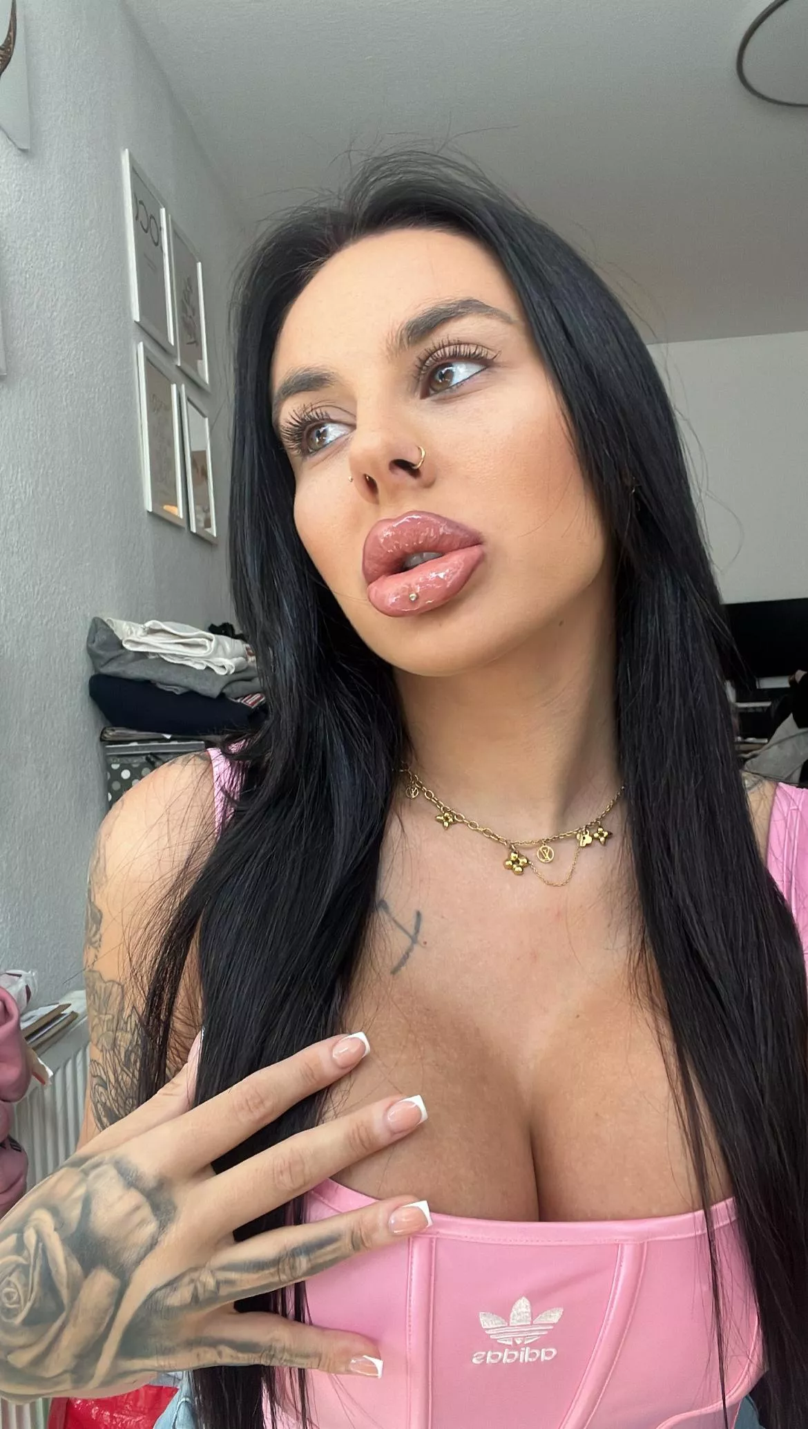 I have something to show you that you'll love to see. 😏🔥 posted by Klutzy_Option_6432