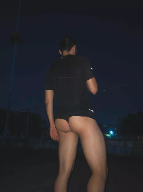 manly smell here below, wanna worship my sweaty butt? age [25] by hungboyxd