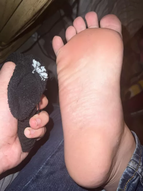 Who wants to smell the scent of a real man and satisfy their craving for a real man who wants to smell my delicious 19 year old feet dms open for humiliation (paid of course slaves) by Salty-Tune-2394