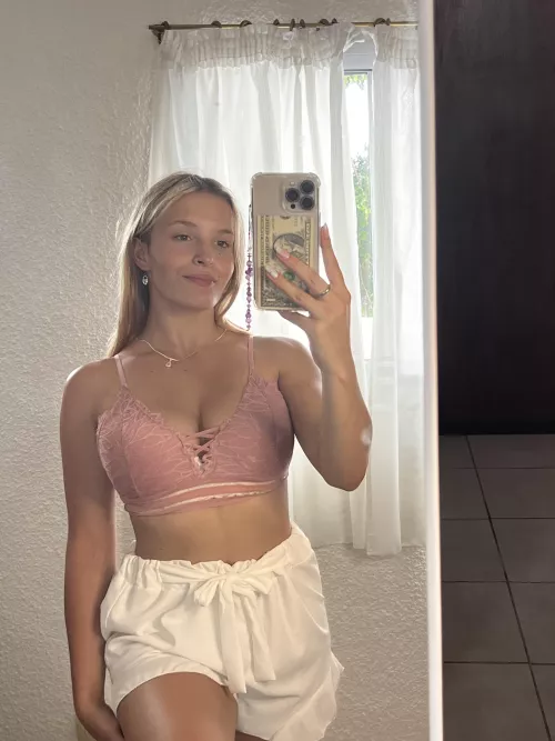 you think I look good in tops like this? by faxradvicosoa