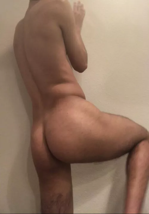 Ahhh don’t look at me I’m naked! by iusedtobevaughn