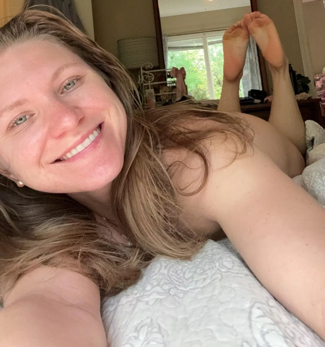 Can you cum in under a minute for these feet?   posted by Hallegoodgirlx