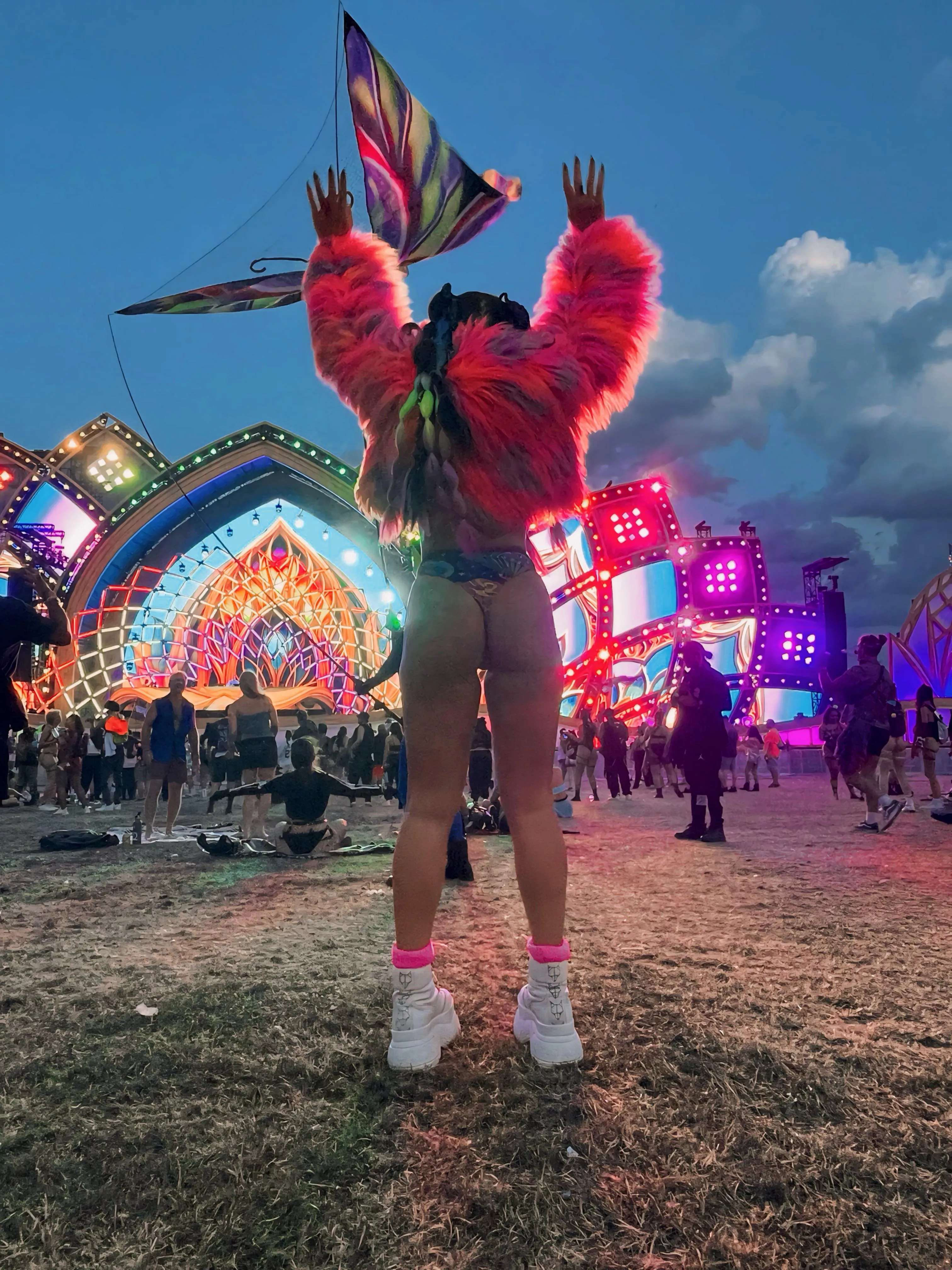 Girls who randomly offer you water & gum at raves have the best pussy  posted by kinkypotato69