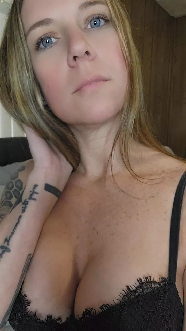 Good morning to you and your morning wood from this naughty little milf.  posted by ppitaplays_