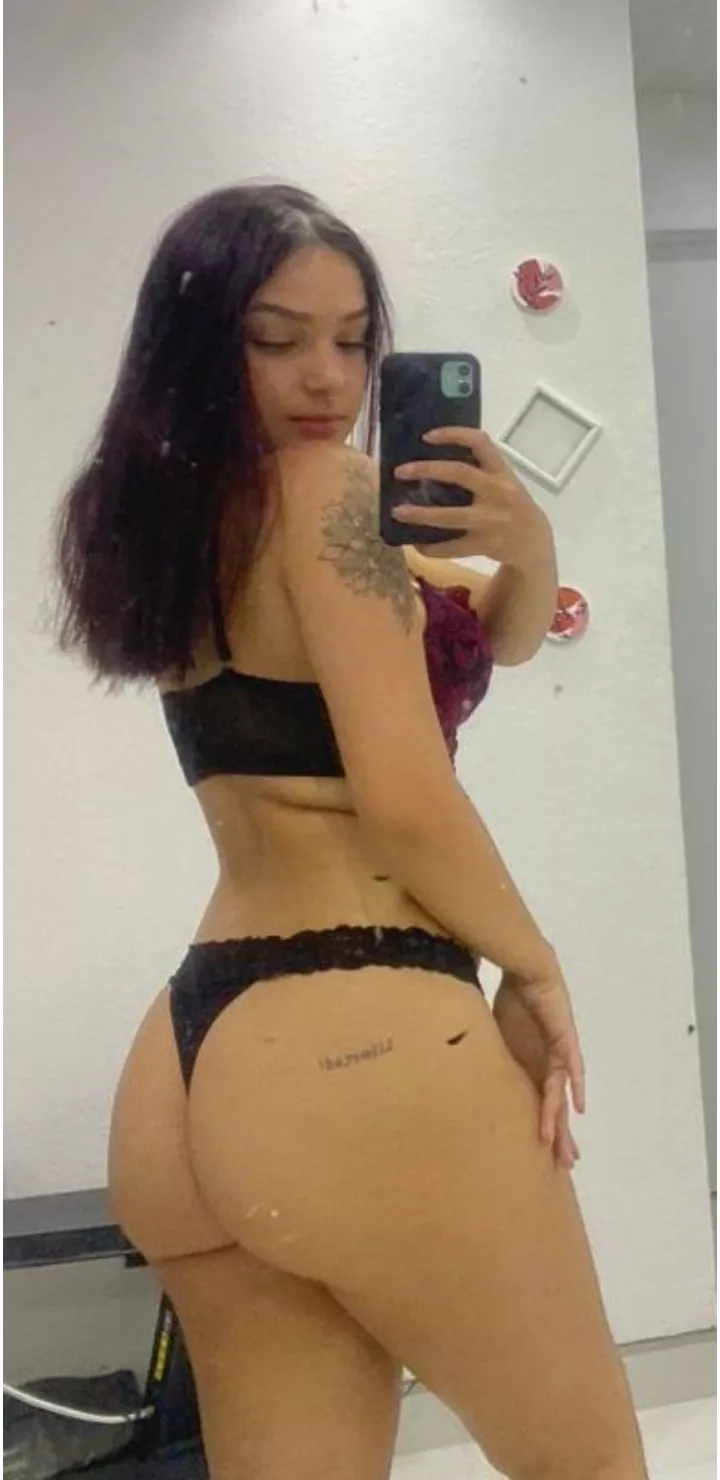 Kis my booty all night  posted by sexysarah03