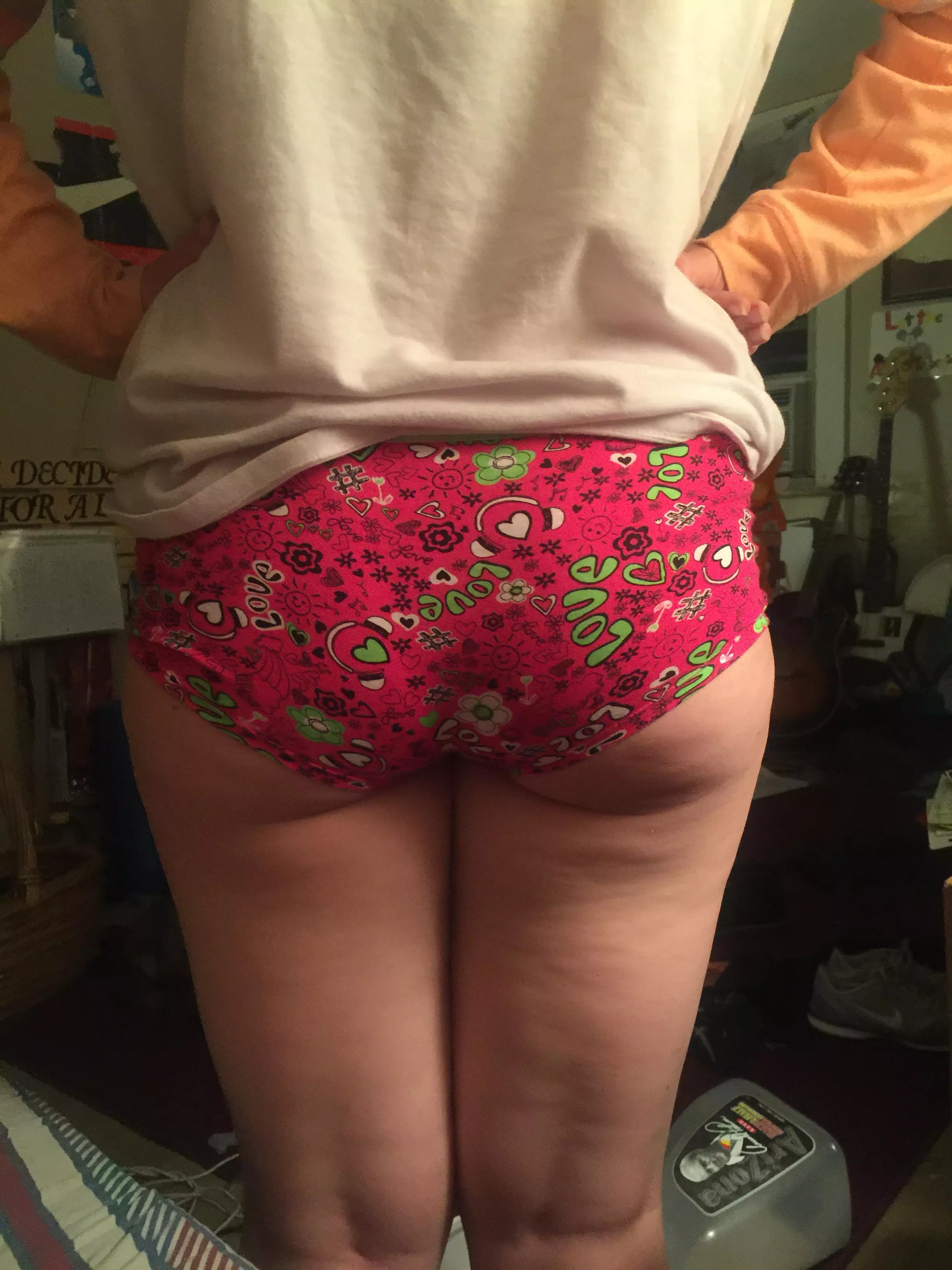 Little bit of green on the little girl style granny panties for st Patrick’s day?:) I am legit so embarrassed about these…. posted by Kinkybunch-