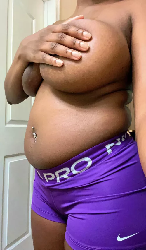 Me always eating is doing wonders to my body 😍 by Lovelymochax