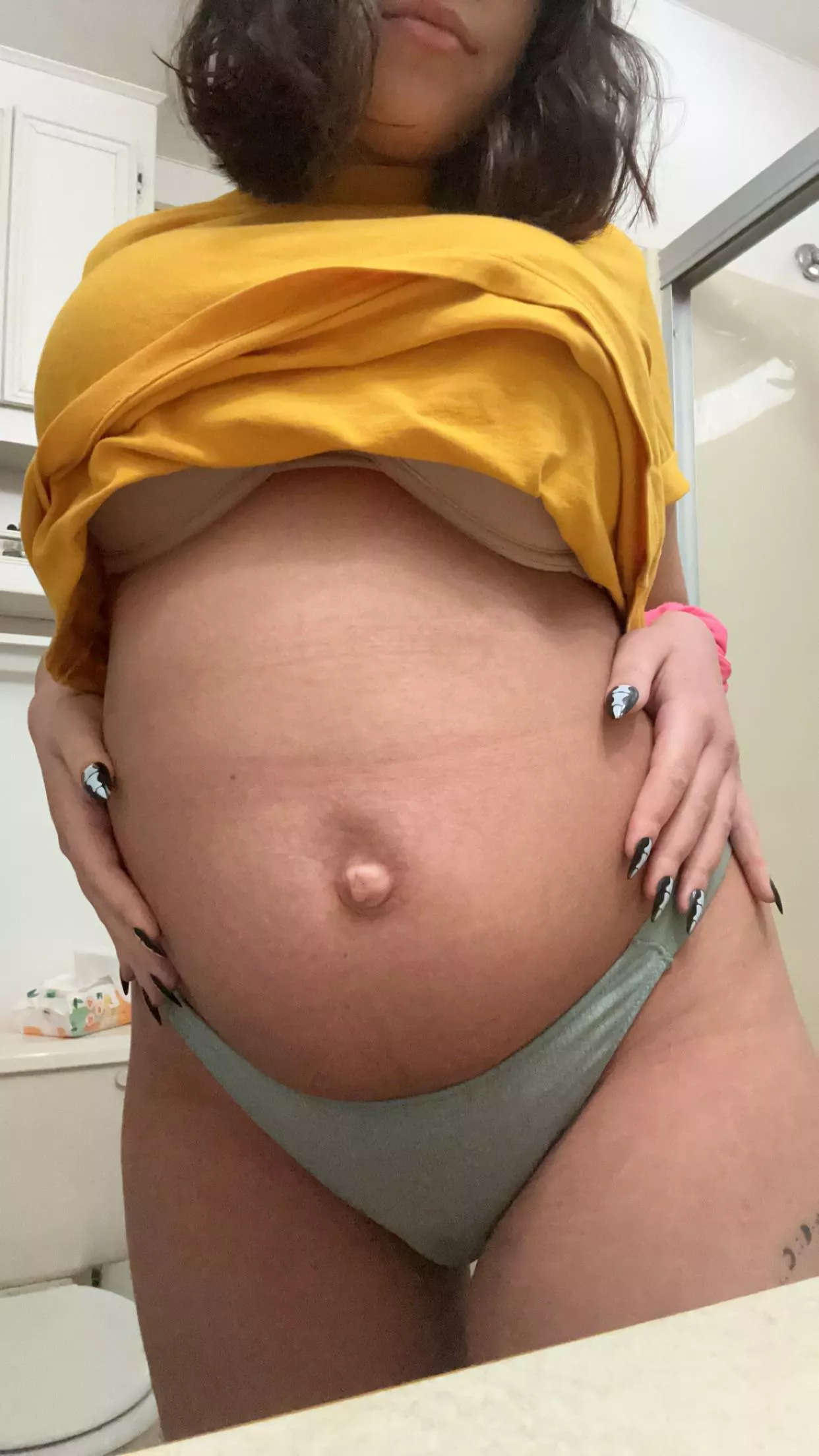 My bump is finally growing more! What do y’all think? 😘 posted by Mamaludus