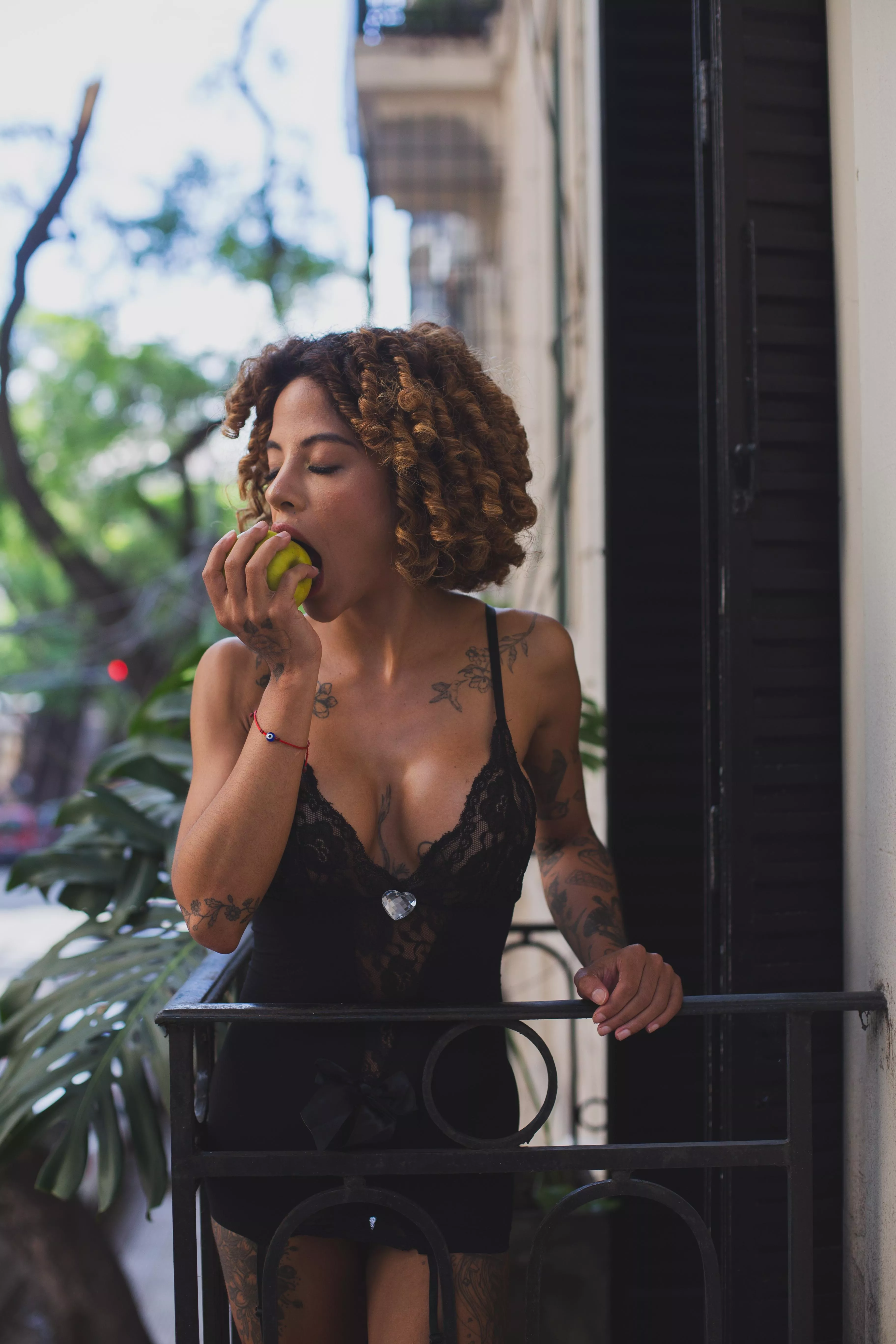 Renewing energy with a delicious fruit to then continue making love posted by r0mab