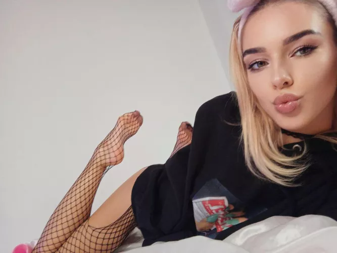 Sending you a kiss by ComprehensiveCap1691