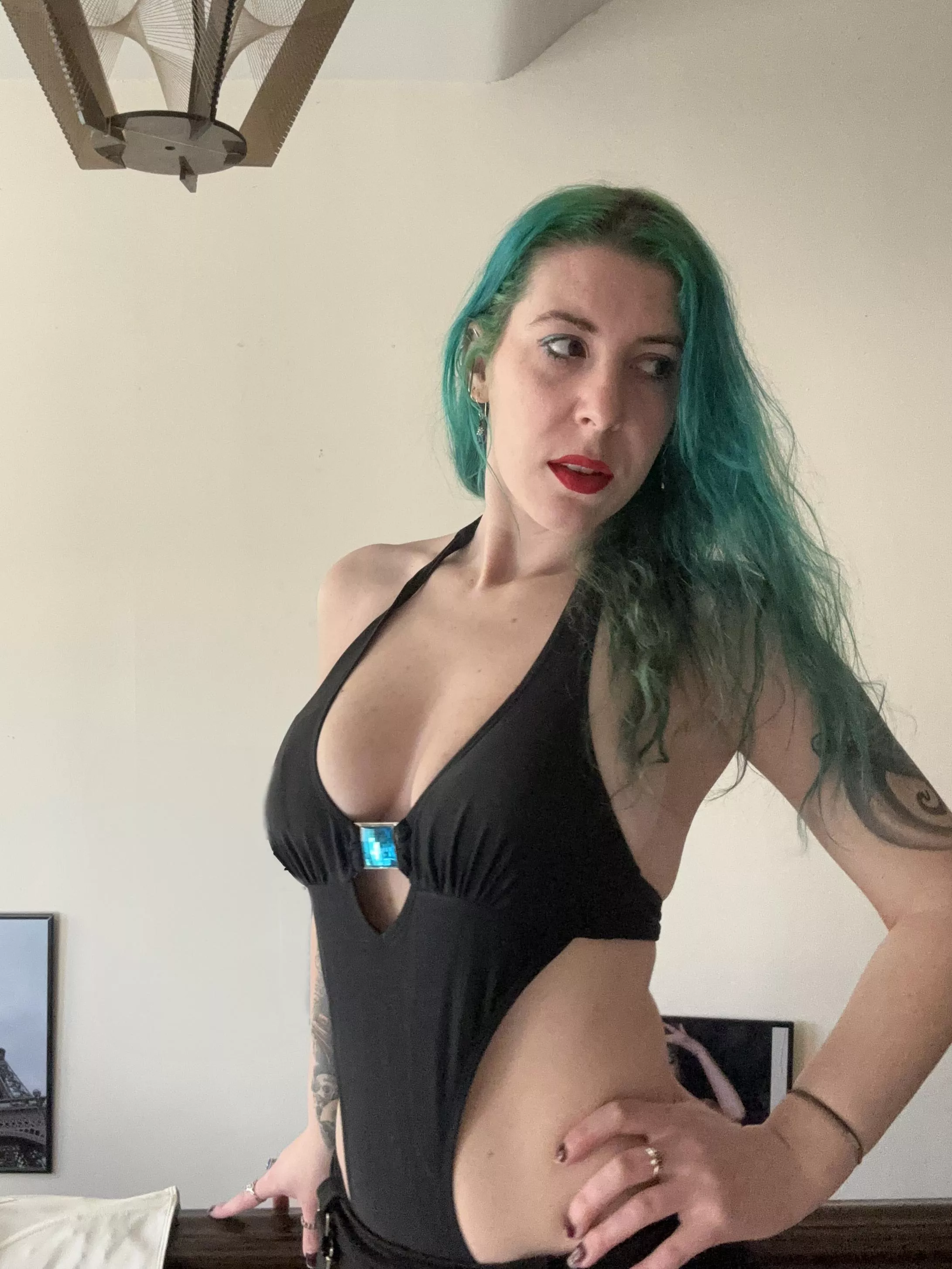 Sexy baddie posted by sirenskiss3