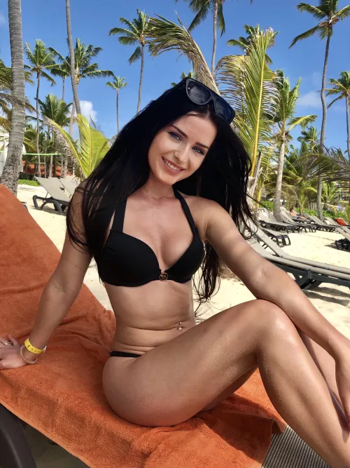 Tanned brunette by Ropidis