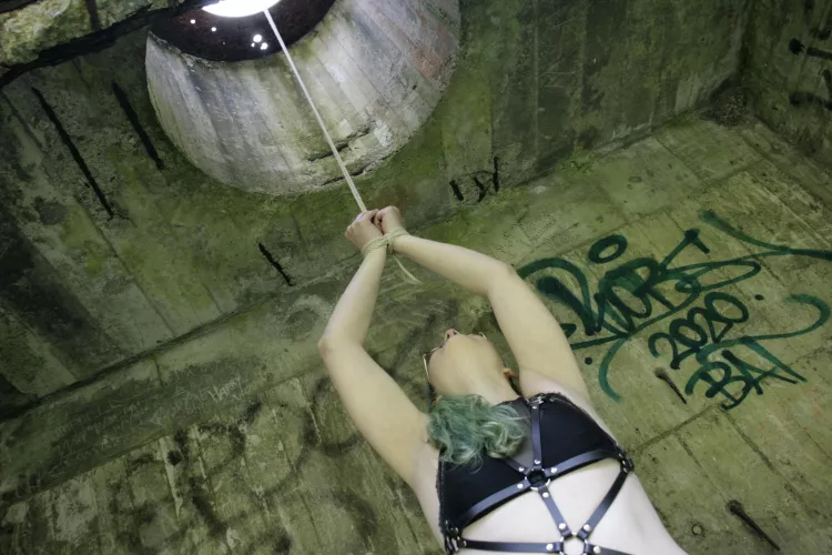 Tied to the sky [F] by Mercy_Minx