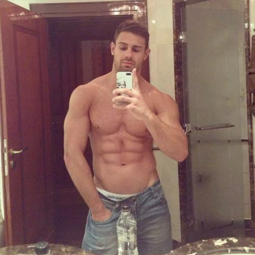 Used to be slim and feminine as a teen and attract only guys, now that I bulked up I attract also girls and I'm enjoying both male and female worlds posted by Illustrious-Egg3180