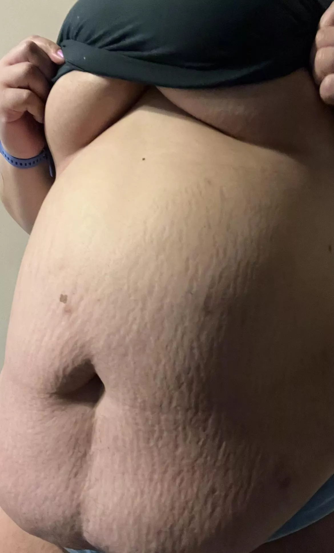 A low hanging belly with stretch marks is phenomenal 😈😈 posted by mamadomme