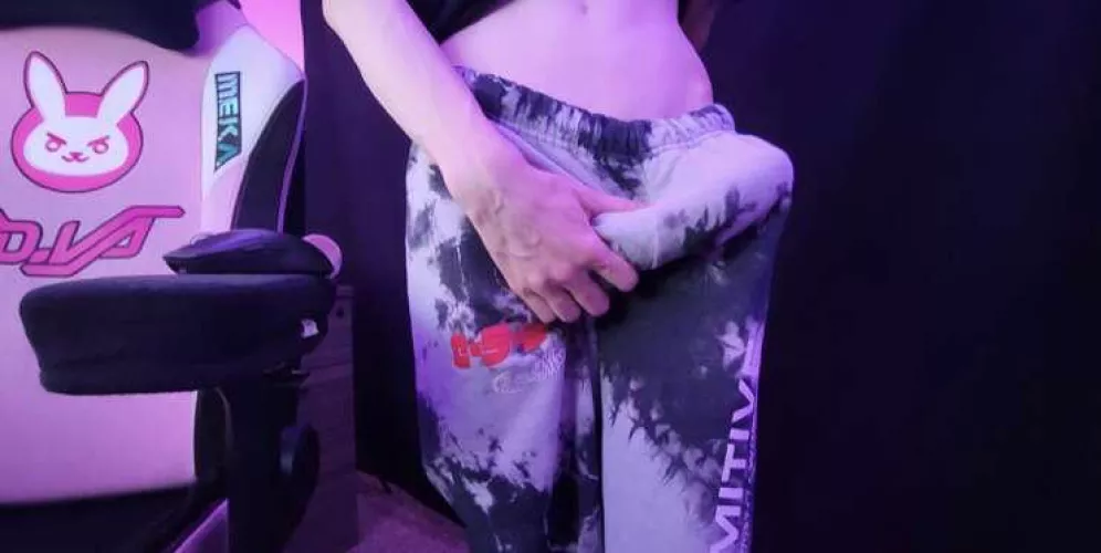 These sweatpants are kinda tight >~< by UwUjpg1115