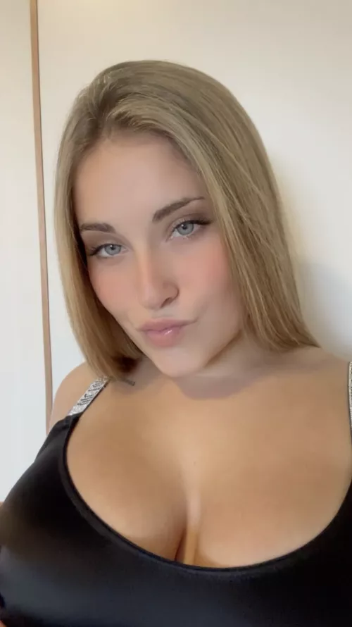 Where did your eyes look first by iZrake