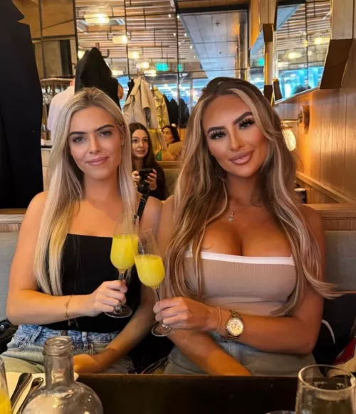 Beth (left) and Milly (right) by round_plastic2