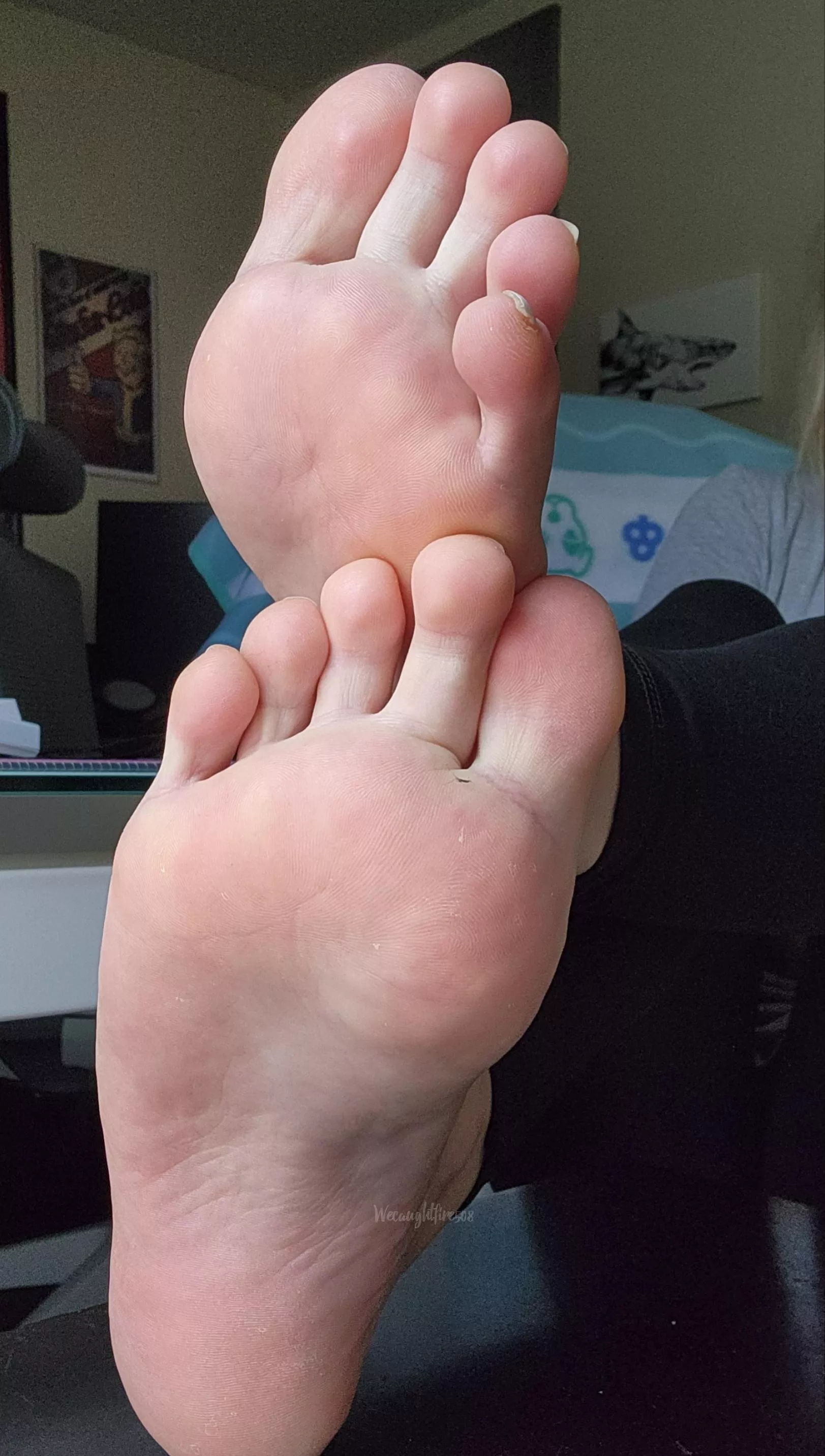 Happy Friday! Enjoy my feet 😜 posted by WeCaughtFire508