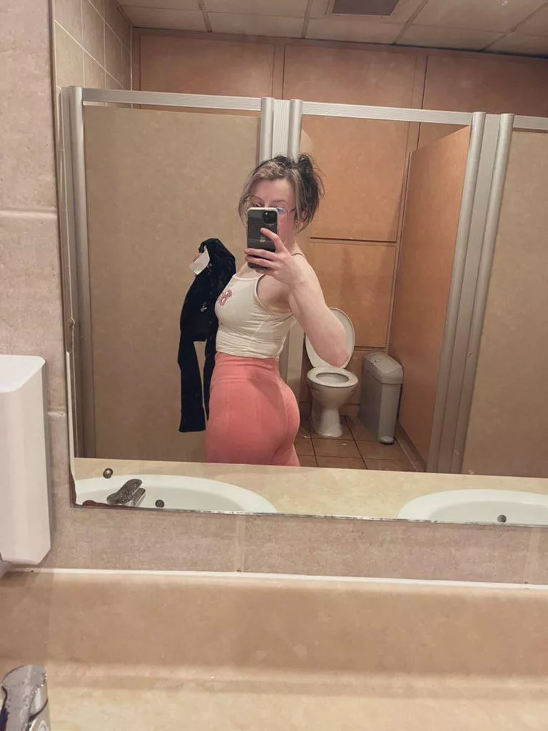 Hope you don’t mind if my leggings are covered in sweat …. Hehe  posted by Clarabella_Leo